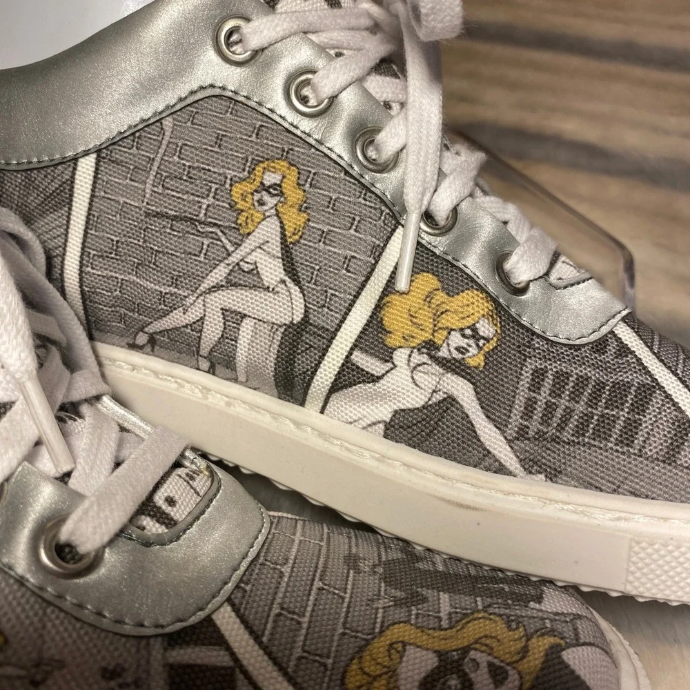 Red Needle Comic Book Print‎ Canvas Low Top Sneakers Unisex size 38EU
